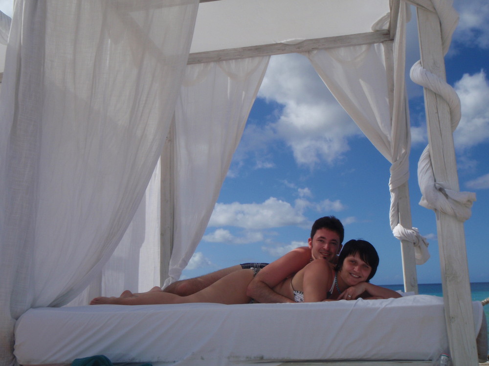 Paare kuscheln in Bett neben Meer