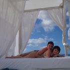 Paare kuscheln in Bett neben Meer