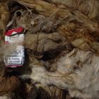pacchetto di sigaretta incastrato in un cumulo di lana