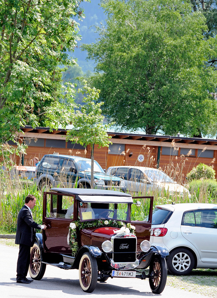 Packen wir es an... Brautpaar auf dem weg zur Basilika St. Michael Mondsee