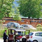 Packen wir es an... Brautpaar auf dem weg zur Basilika St. Michael Mondsee