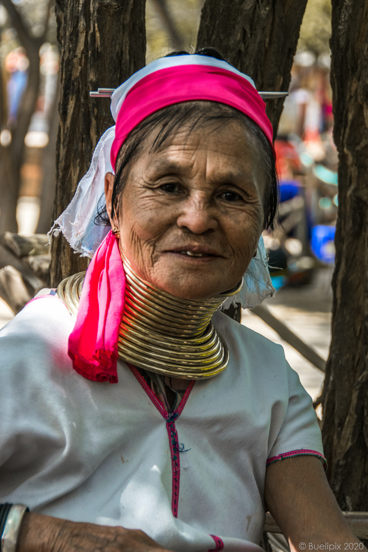 Padaung-Frau in Bagan (© Buelipix)