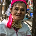 Padaung-Frau in Bagan (© Buelipix)