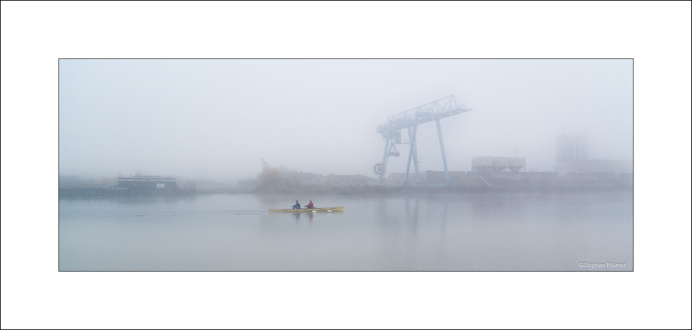 Paddeln im Hafen bei Nebel