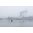 Paddeln im Hafen bei Nebel