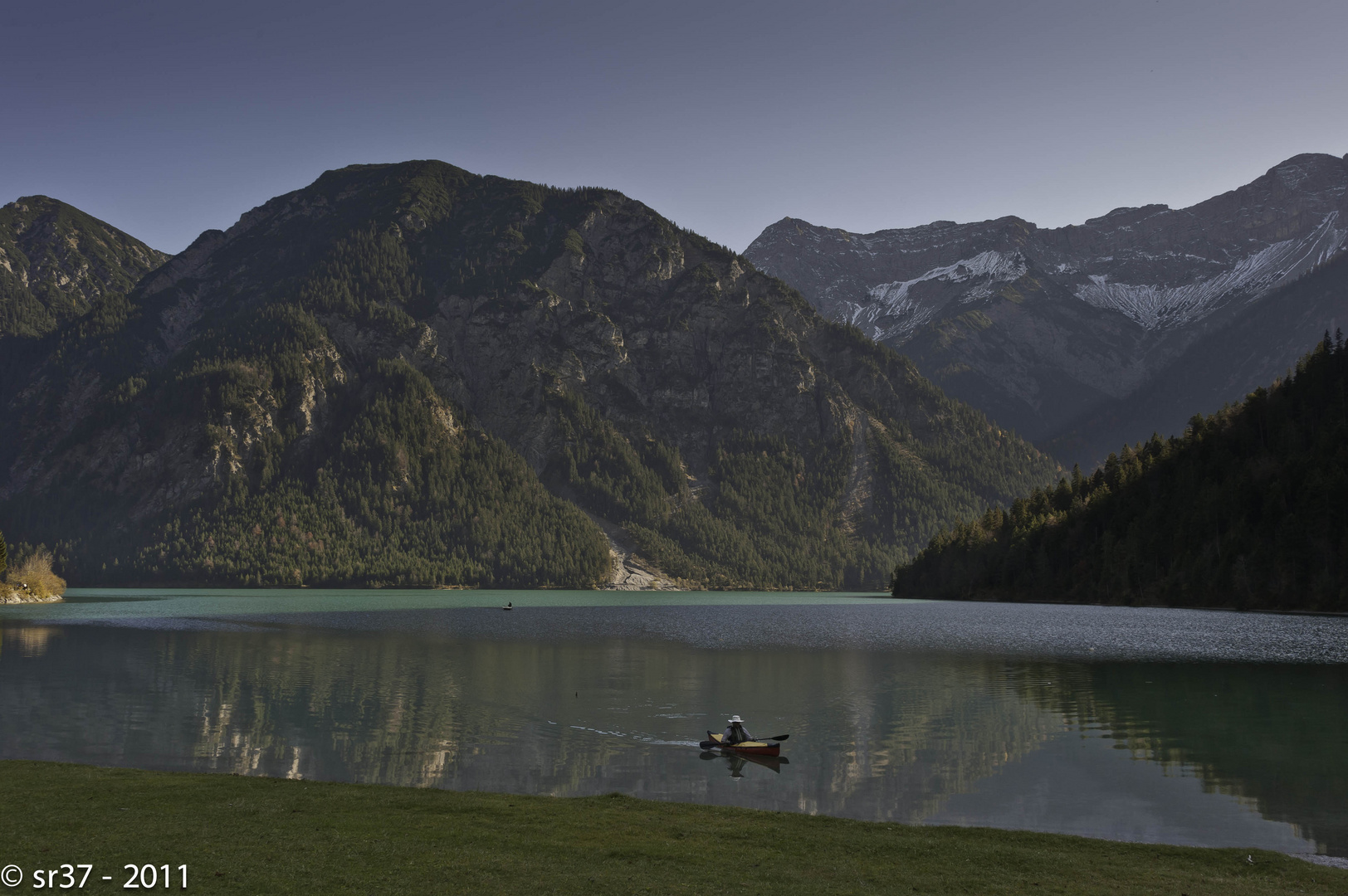 Paddler am herbstlichen Plansee