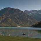 Paddler am herbstlichen Plansee