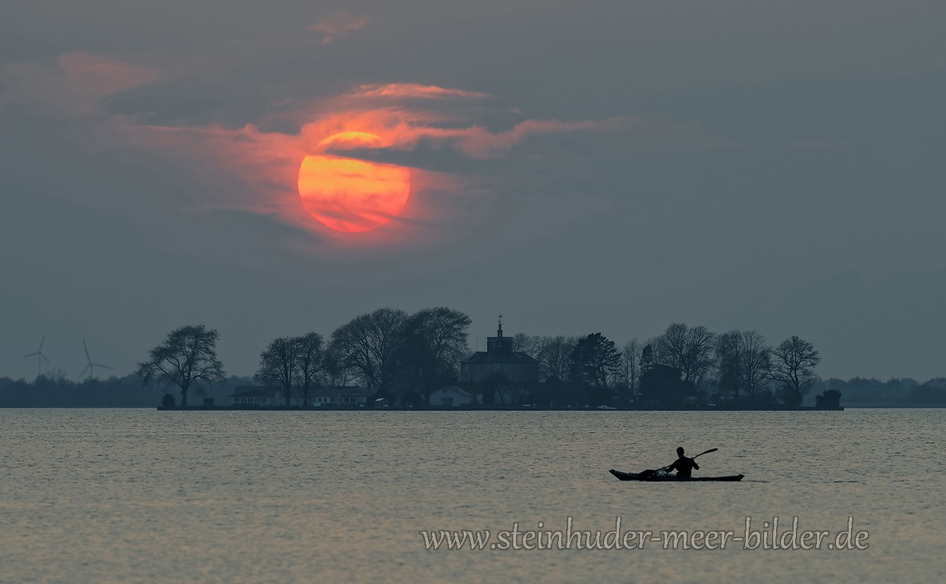 Paddler bei Sonnenuntergang hinter dem Wilhelmstein am Steinhuder Meer