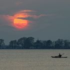 Paddler bei Sonnenuntergang hinter dem Wilhelmstein am Steinhuder Meer