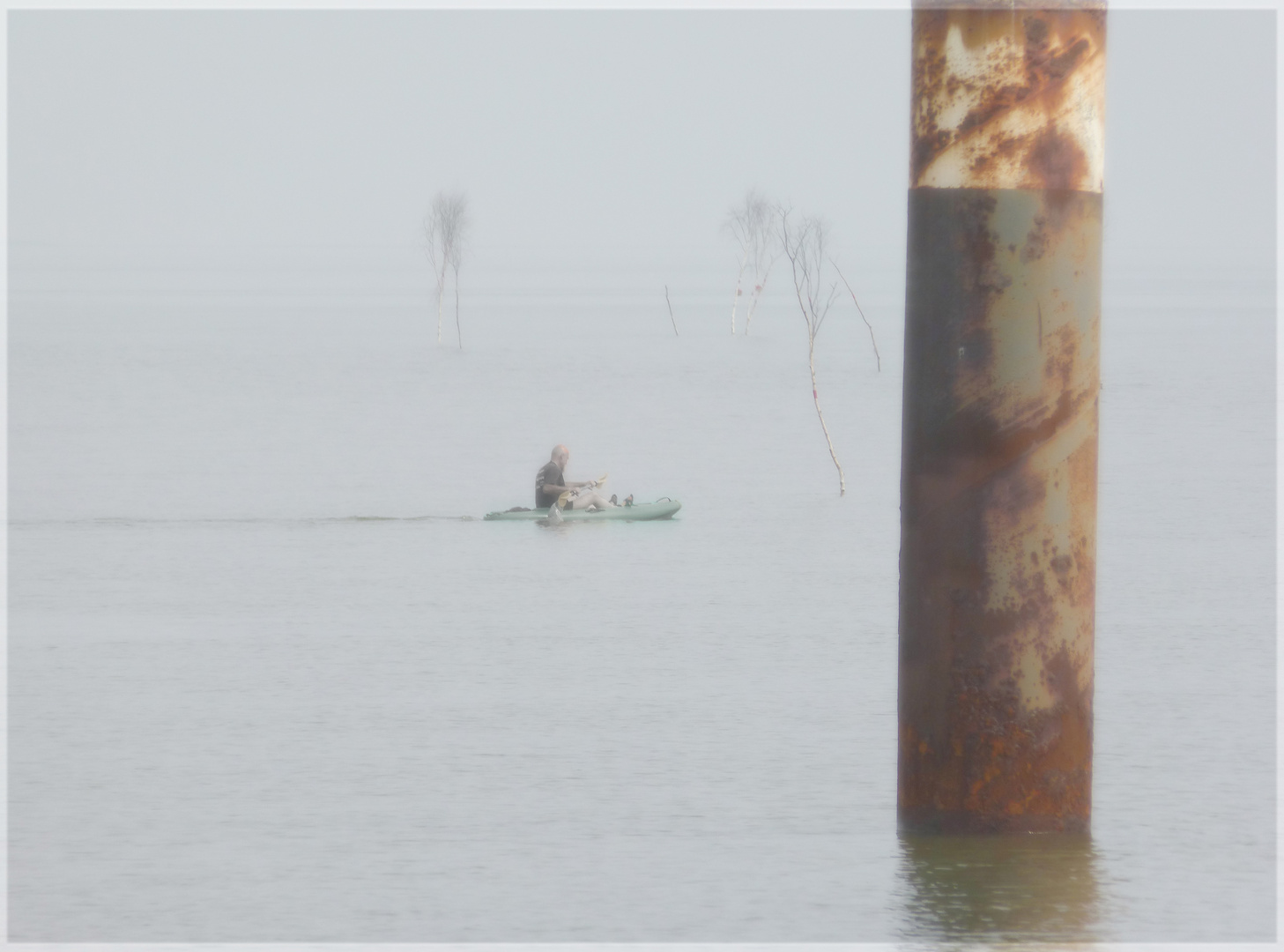 Paddler in Fahrrinne