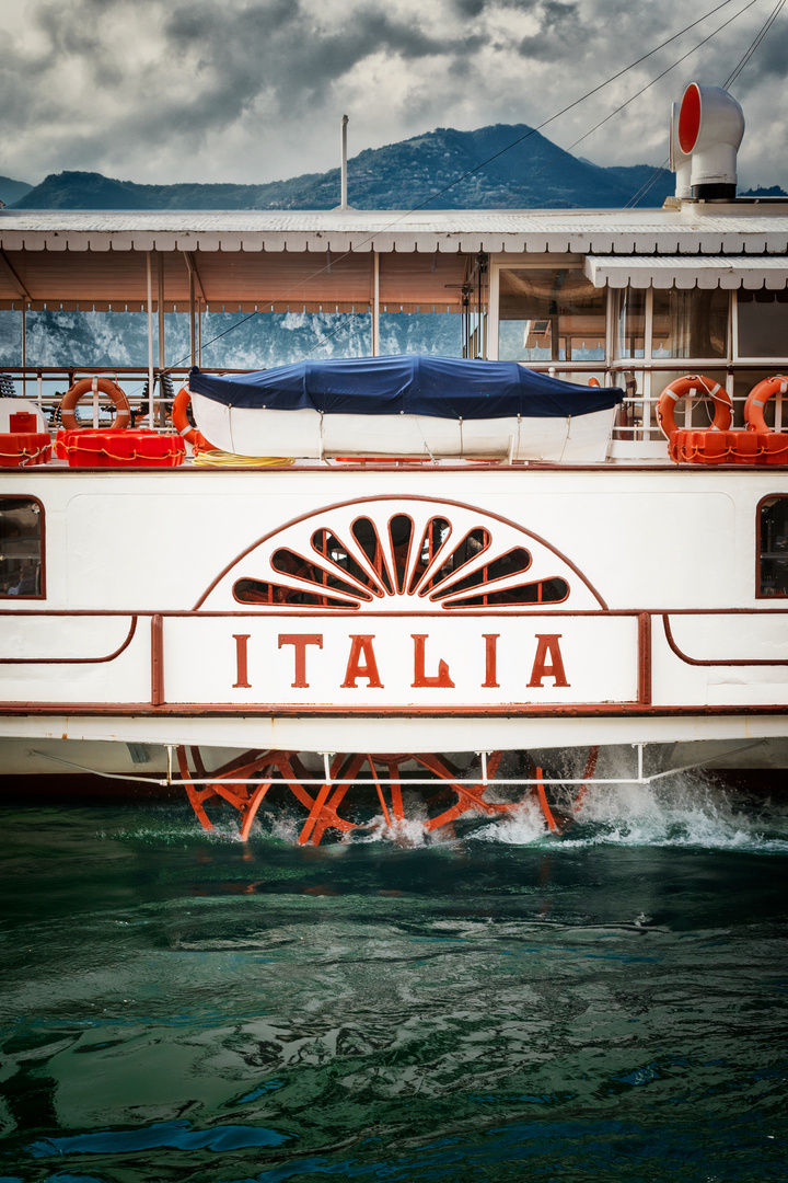 ... paddlewheel steamer II ...