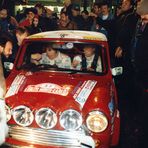 Paddy Hopkirk schreibt Autogramme ...