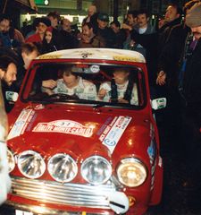 Paddy Hopkirk schreibt Autogramme ...