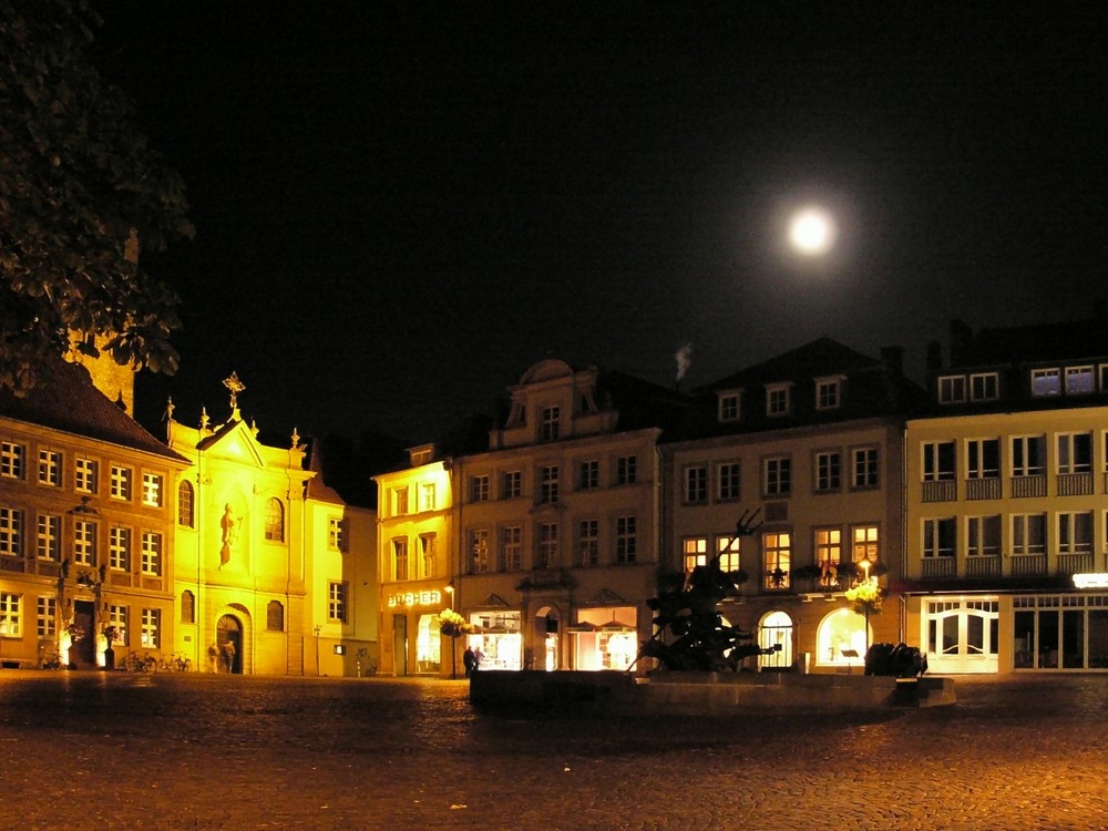 Paderborner Neptunbrunnen bei Nacht