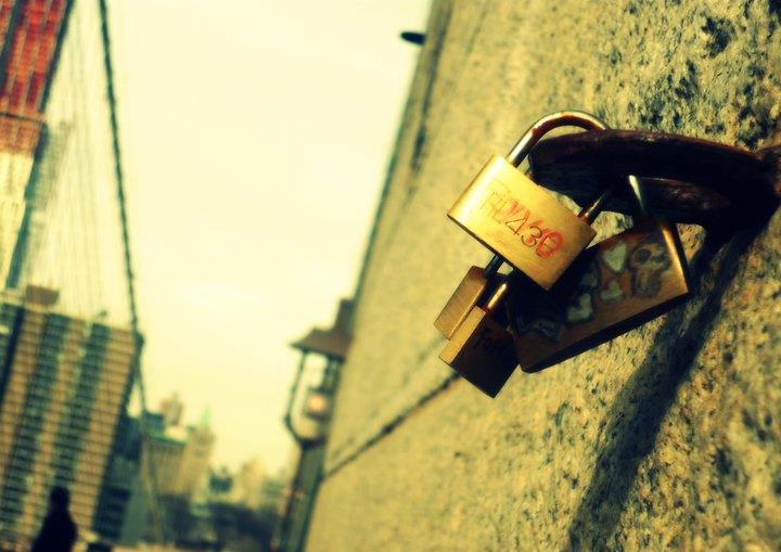 Padlock on Brooklyn Bridge (do it italian!)