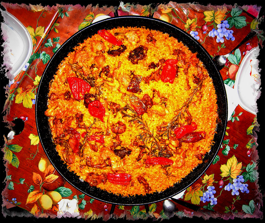 PAELLA DE ARROZ CON CONEJO