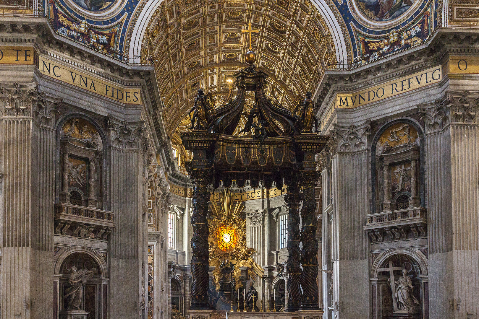 Päpstlicher Hochaltar im Petersdom in Rom