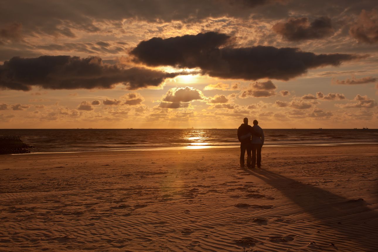 Pärchen am Strand beim Sonnenuntergang