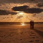 Pärchen am Strand beim Sonnenuntergang