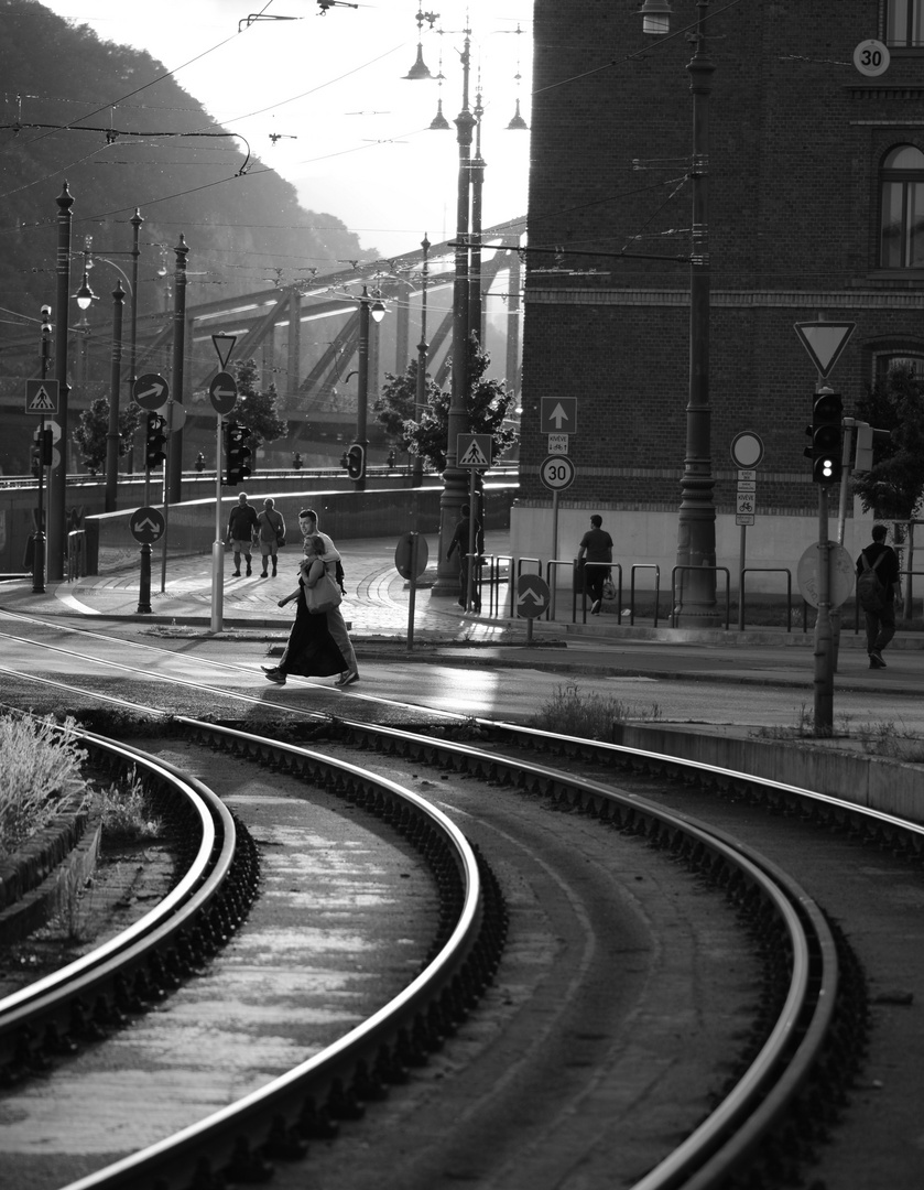 Pärchen überquert Straße, Csarnok tér (Budap.)