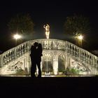 Pärchen vor einem Brunnen