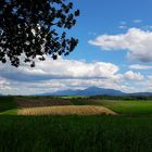 Paesaggio campestre tra sole e nuvole