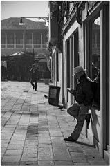 Paesaggio cittadino con telefonino