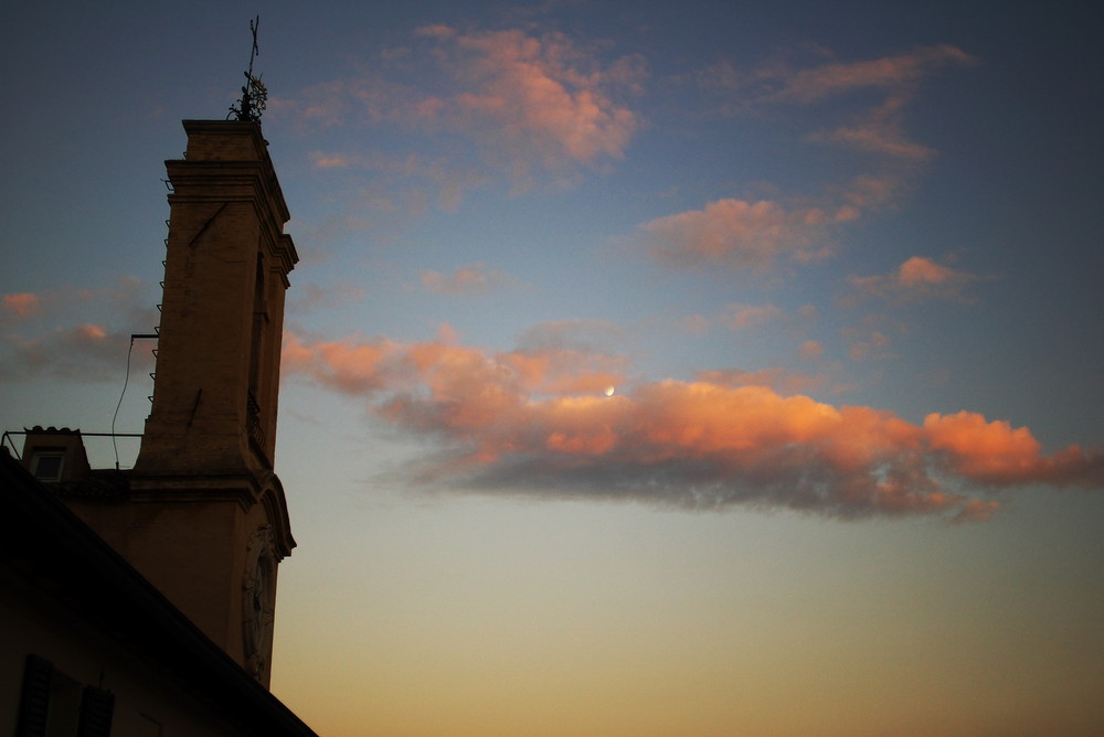 Paesaggio marchigiano torione di cartoceto in controluce