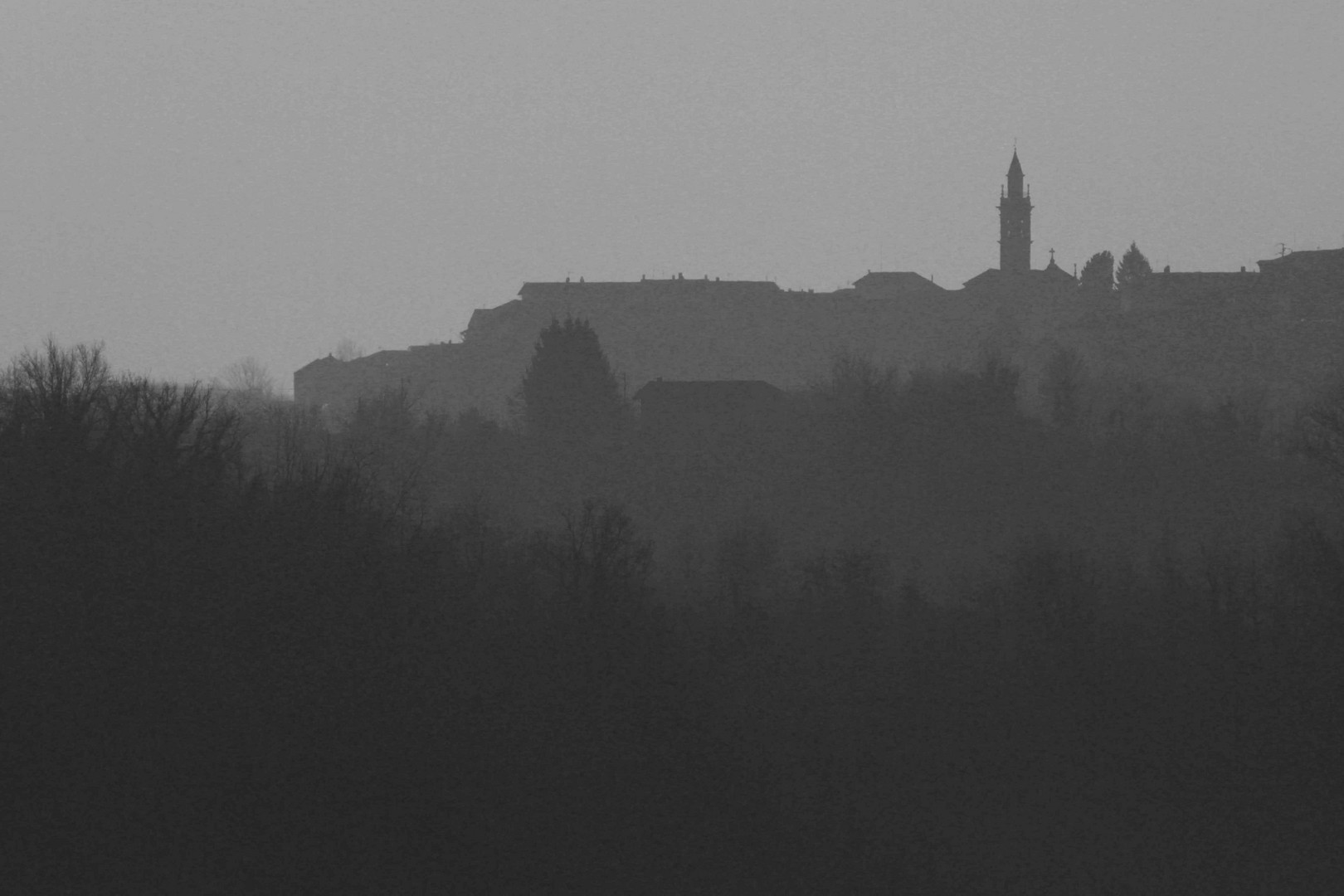 Paese dell'Astigiano nella nebbia