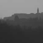 Paese dell'Astigiano nella nebbia