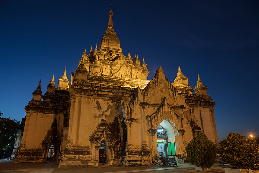 Pagode in der Nacht