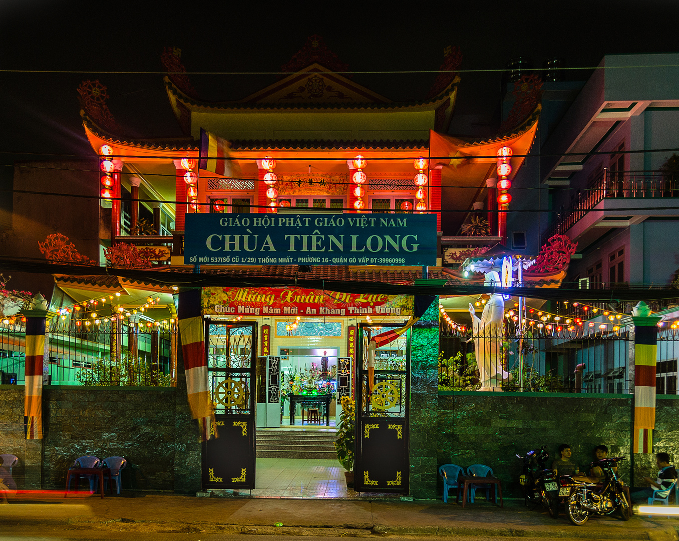 Pagode Tien Long bei Nacht