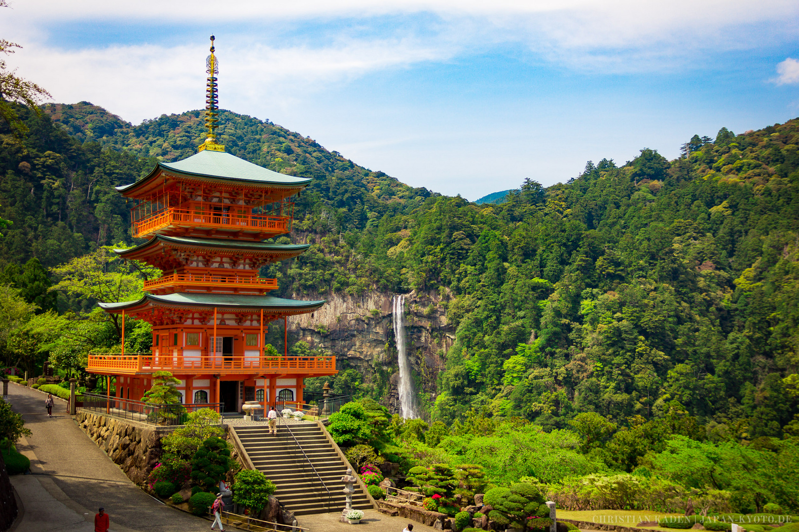 Pagode und Wasserfall in Japan