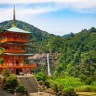 Pagode und Wasserfall in Japan