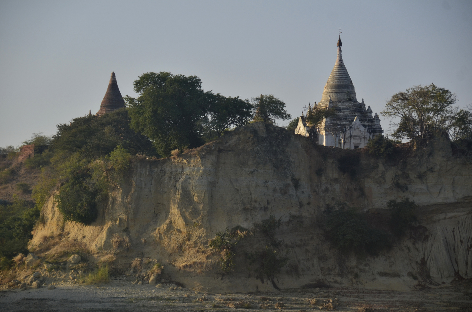 Pagoden schauen über das Ufer des Irawaddy bei Bagan, Myanmar