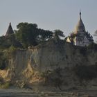 Pagoden schauen über das Ufer des Irawaddy bei Bagan, Myanmar