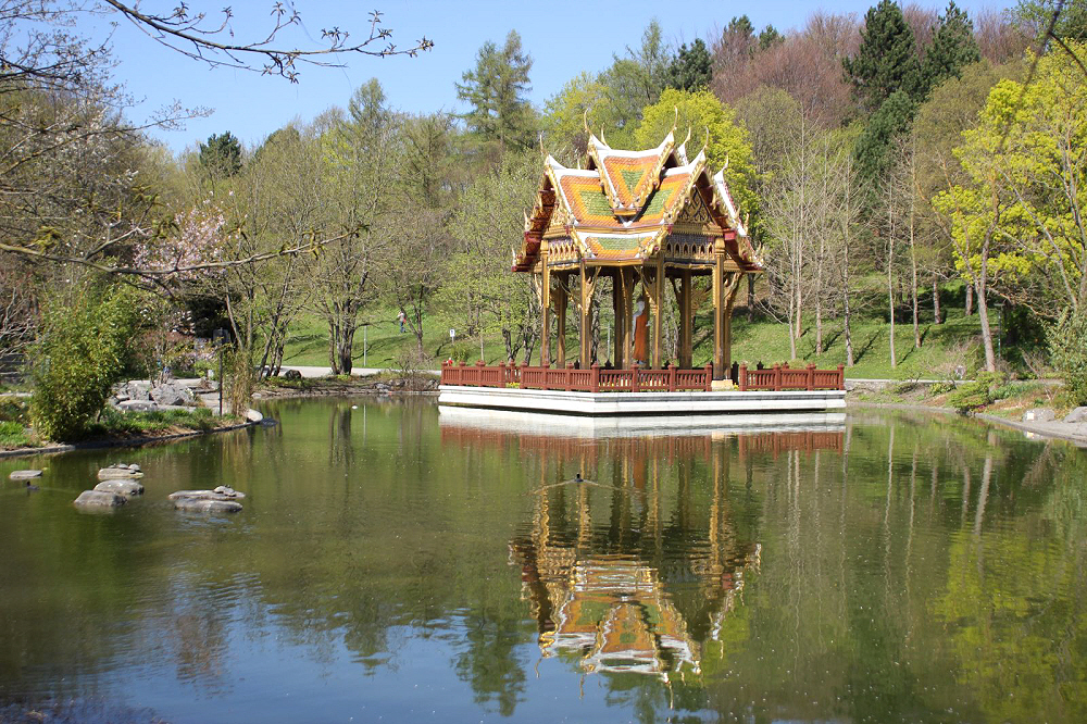 Pagodenbau mit Buddhastatue im Münchner Westpark