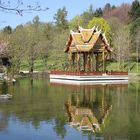 Pagodenbau mit Buddhastatue im Münchner Westpark