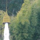 Pagodenspitze vor Bambuswald, Myanmar