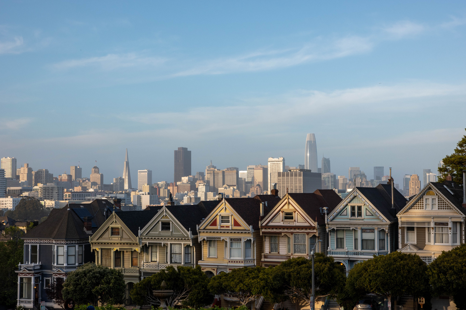 Painted Ladies am Alamo Square mit Transamerica Pyramid in San Francisco