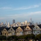 Painted Ladies am Alamo Square mit Transamerica Pyramid in San Francisco