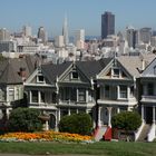 "Painted Ladies" vor dem Hintergrund der Downtown San Francisco