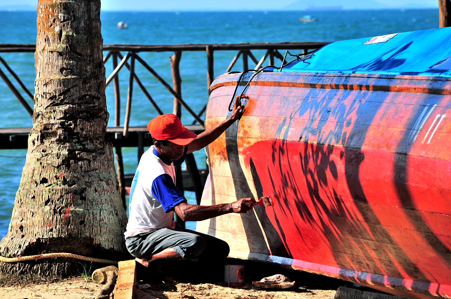 PAINTING THE BOAT