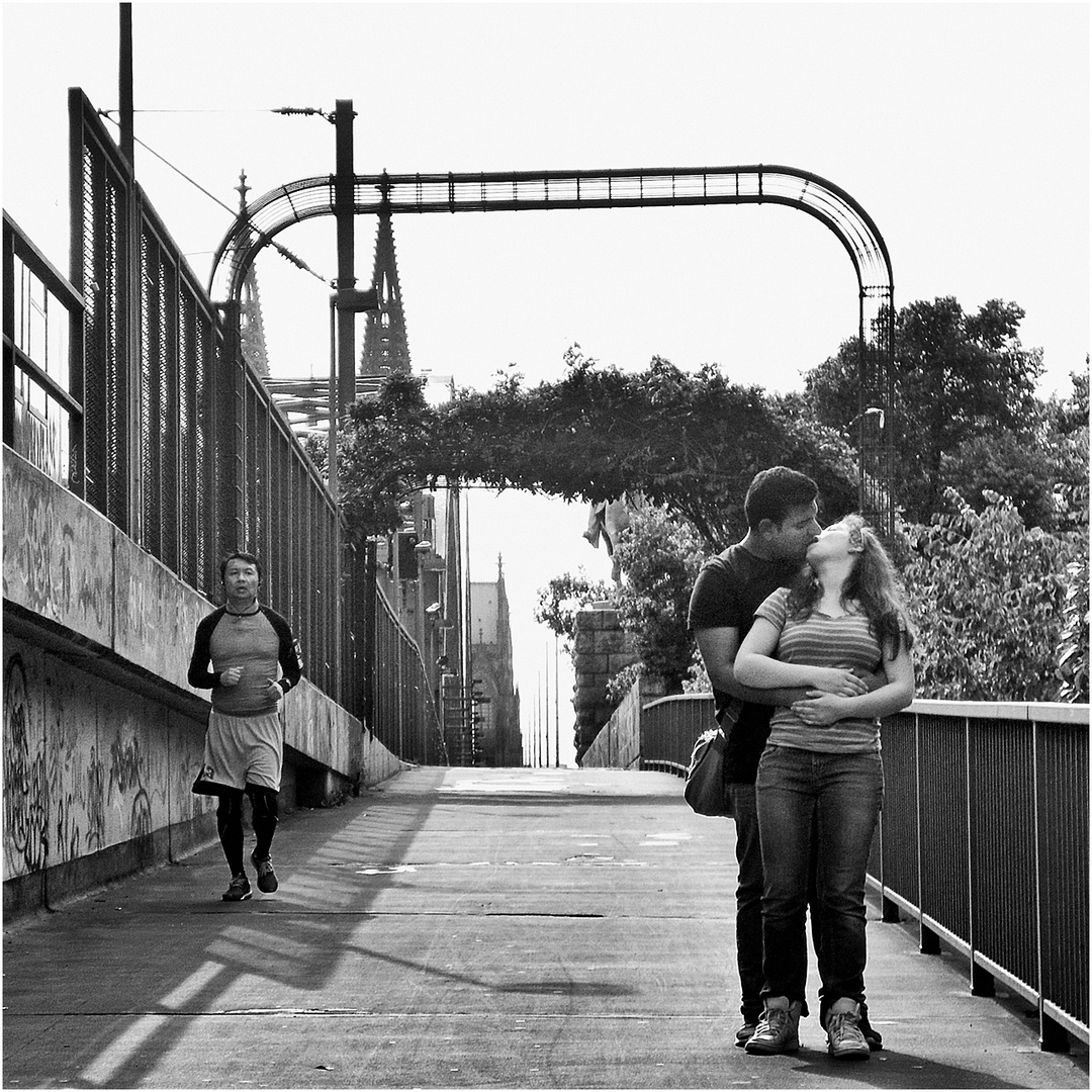 pair kiss cologne dom hug jogger bridge black&white outdoor
