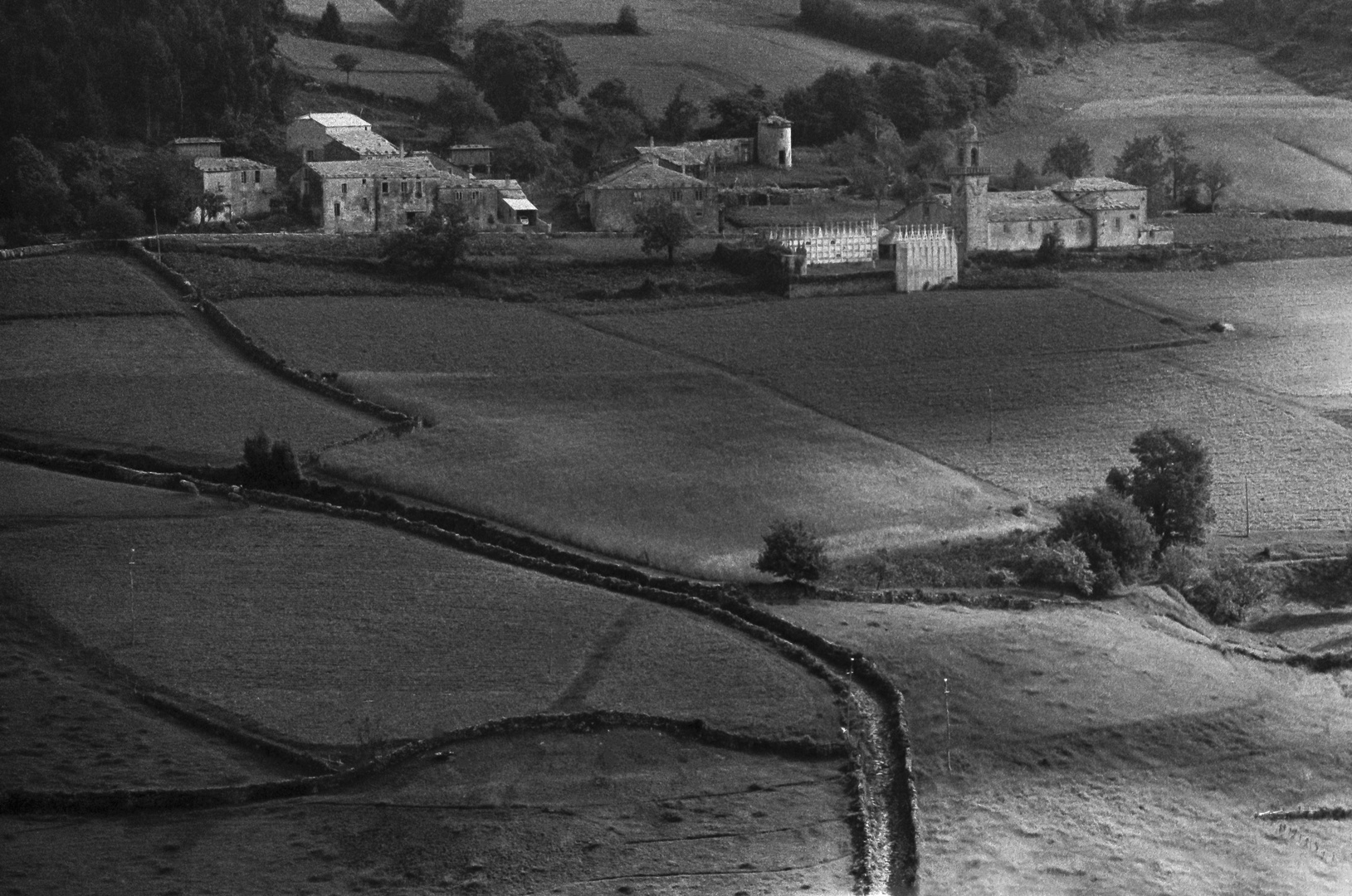 PAISAJE GALLEGO, CON IGLESIA, PALOMAR Y CEMENTERIO