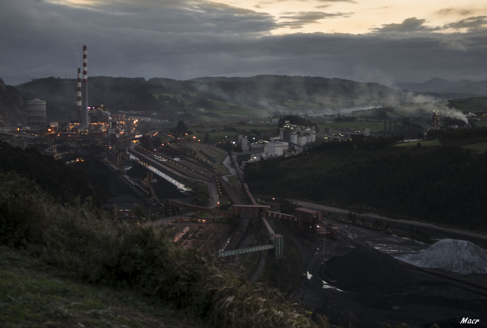 Paisaje minero en Gijón en la hora azúl