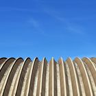 Paketpost an Straßenlaterne vor blauem Himmel