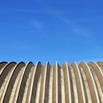 Paketpost an Straßenlaterne vor blauem Himmel