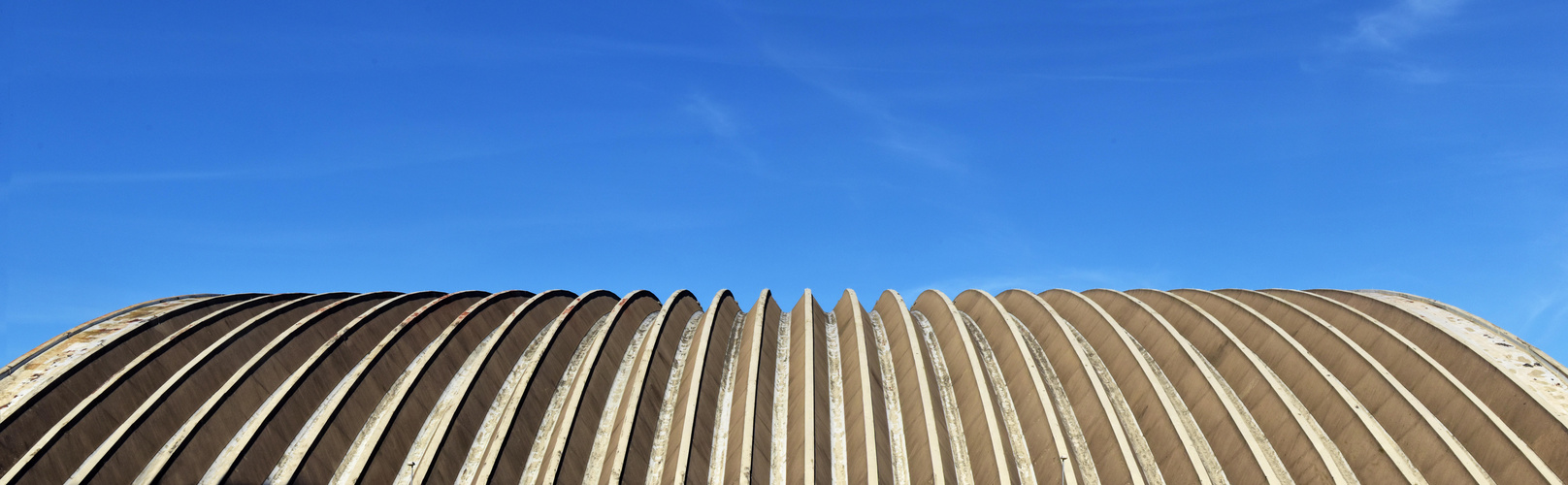 Paketpost an Straßenlaterne vor blauem Himmel