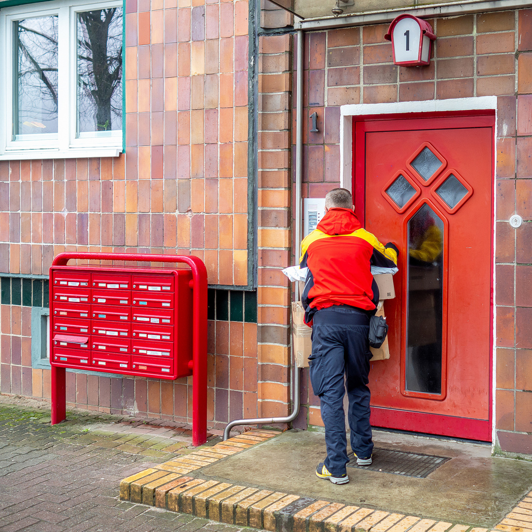 Paketzusteller im Stress